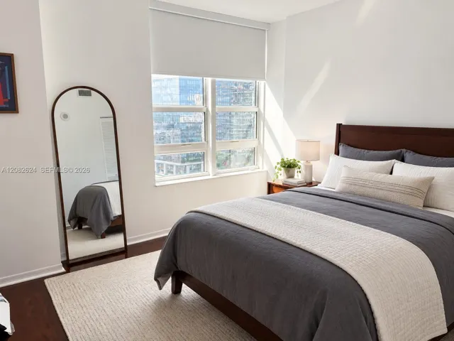 VIRTUALLY STAGED – Bedding and decorative accessories have been digitally enhanced.