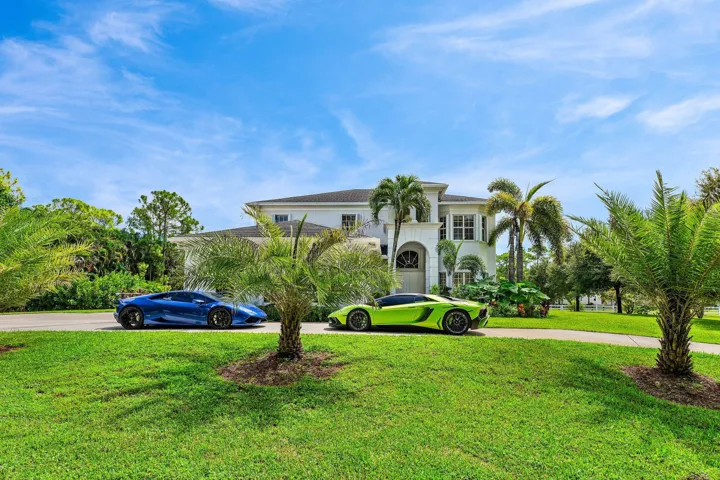 Large driveway with plenty of room for parking