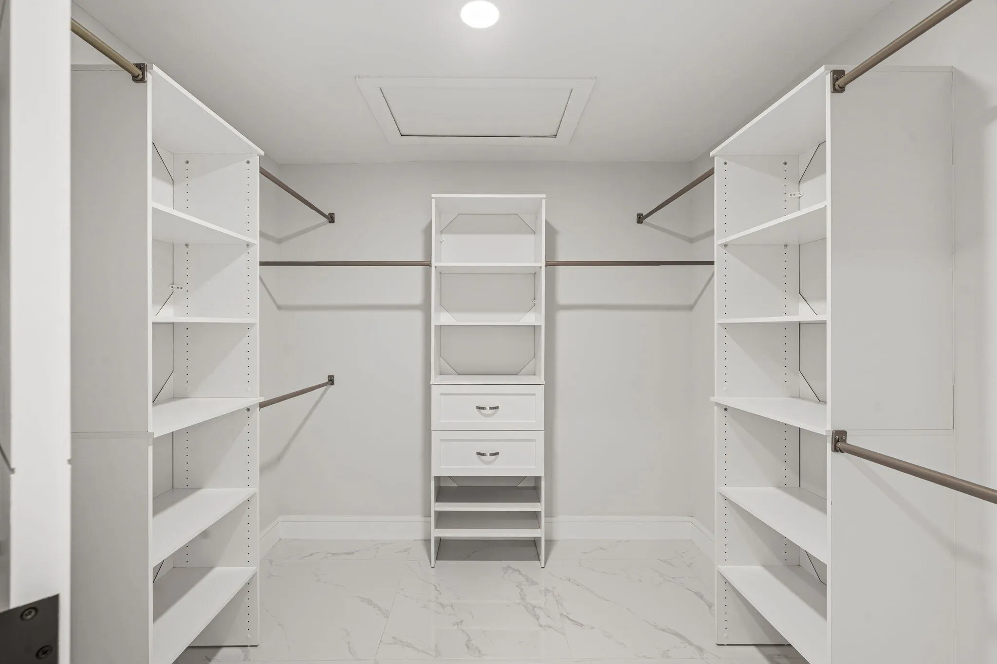 16 - Walk In Closet