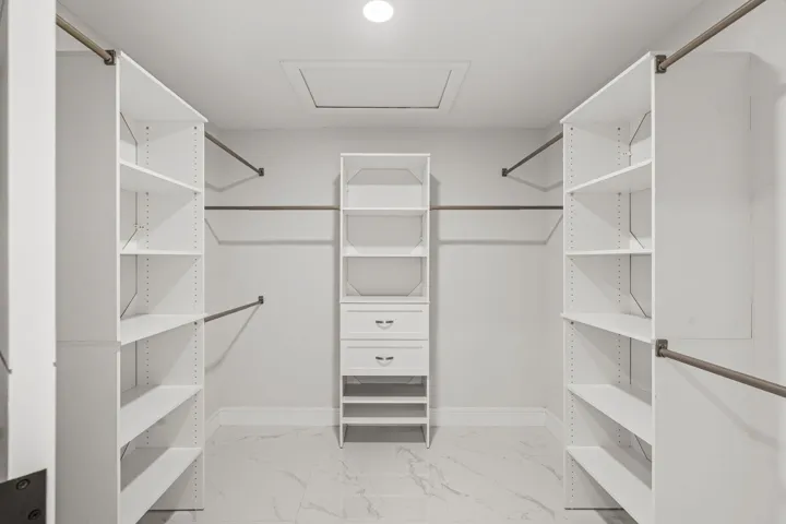 16 - Walk In Closet