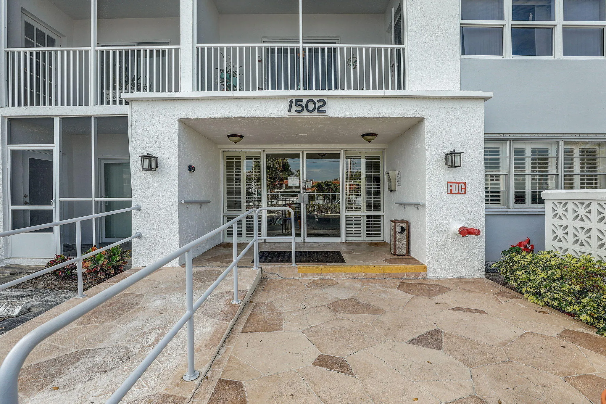 3-web-or-mls-S Lakeside Dr 401-003