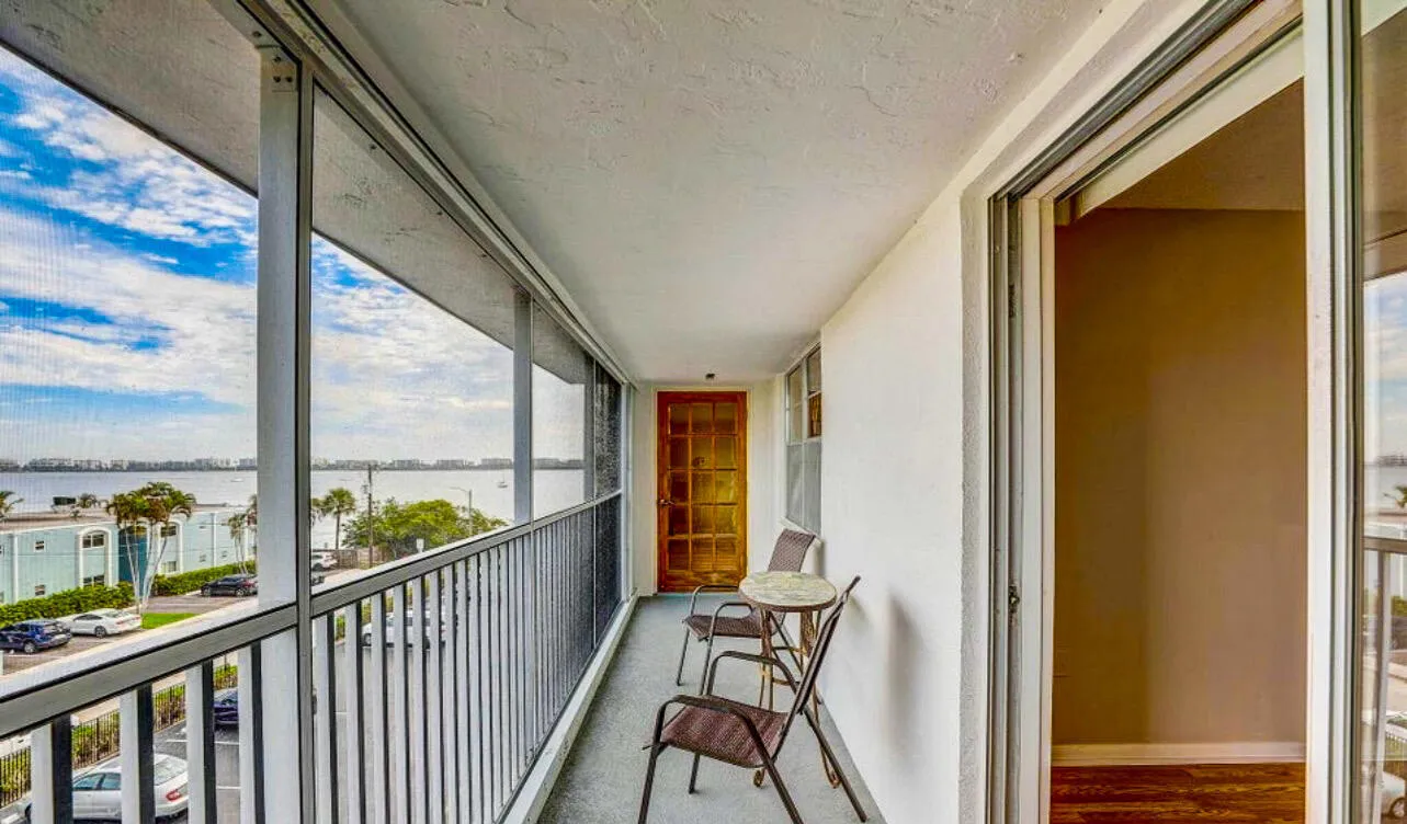 ROOMY BALCONY