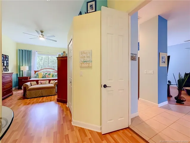 DOUBLE ENTRY DOORS , HIGH CEILINGS