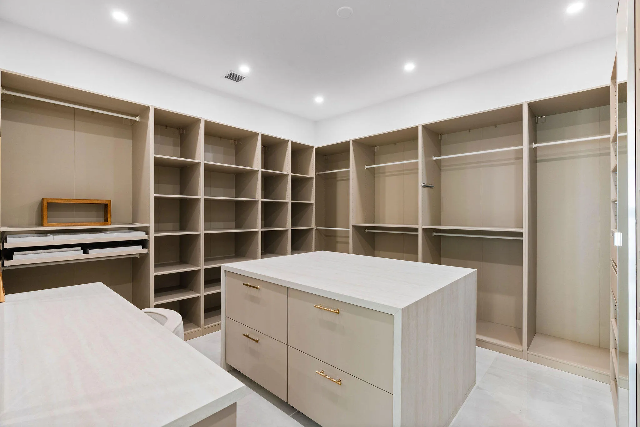 WALK-IN CLOSET