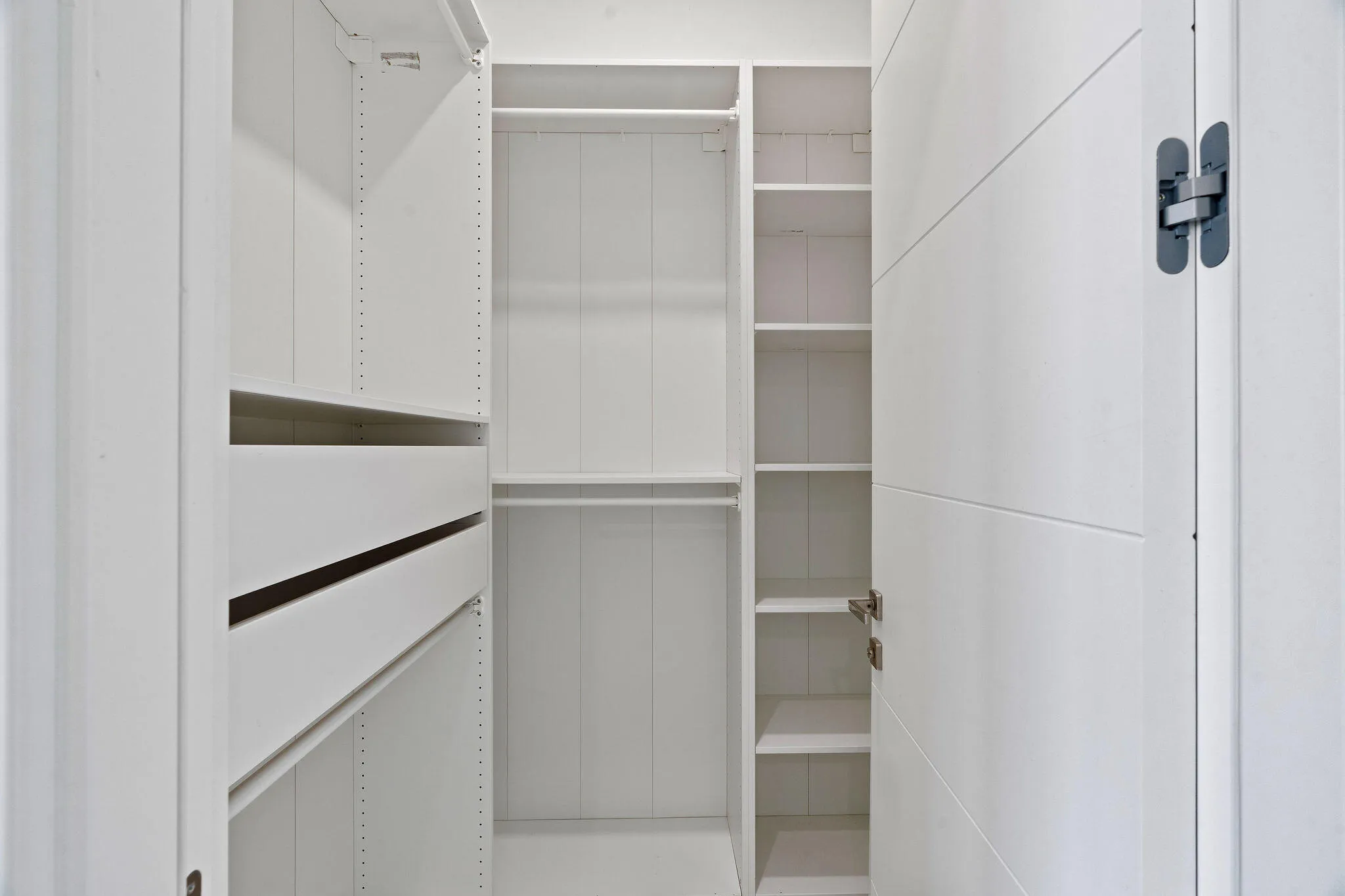 WALK-IN PANTRY