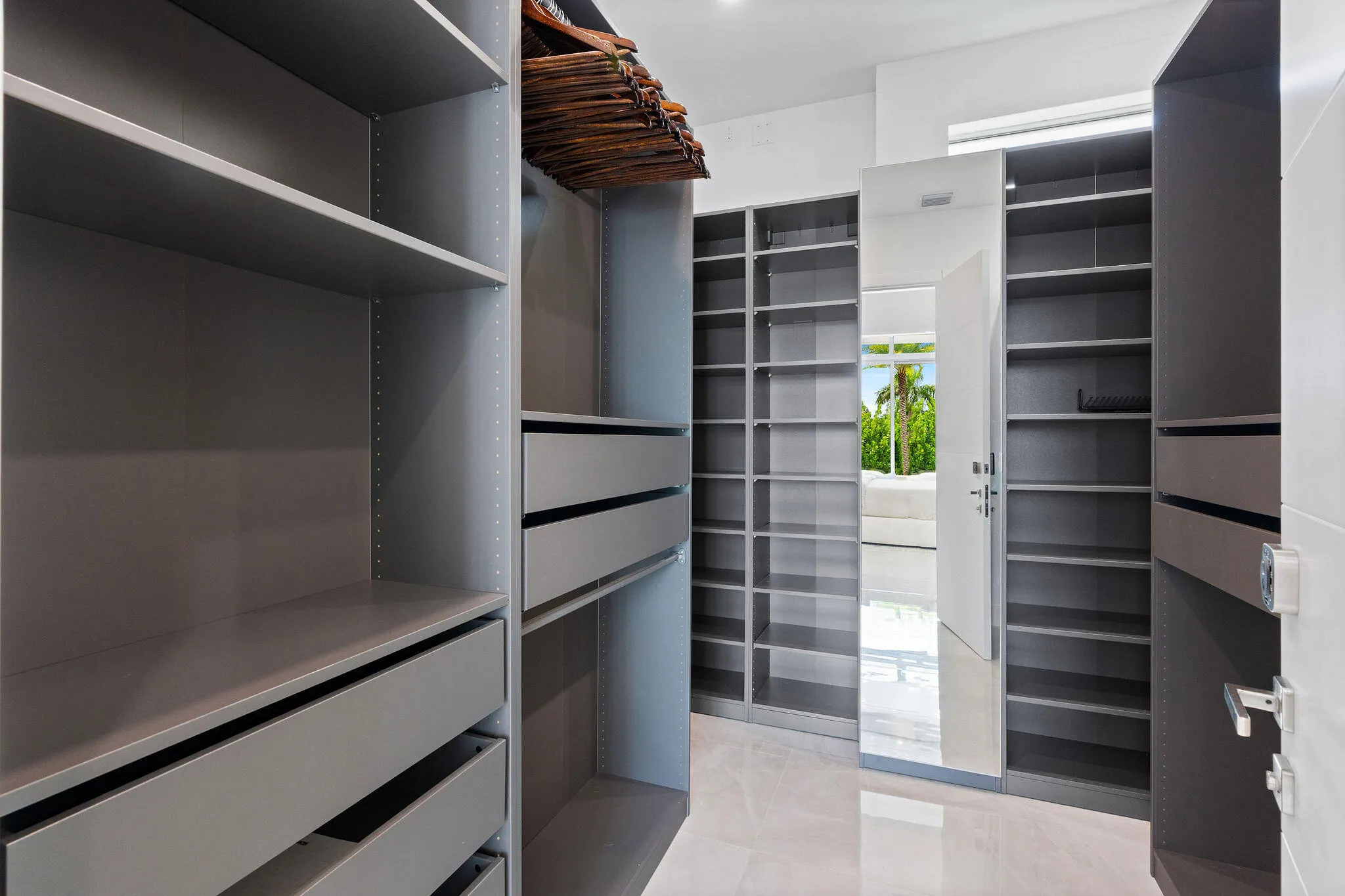 WALK-IN CLOSET