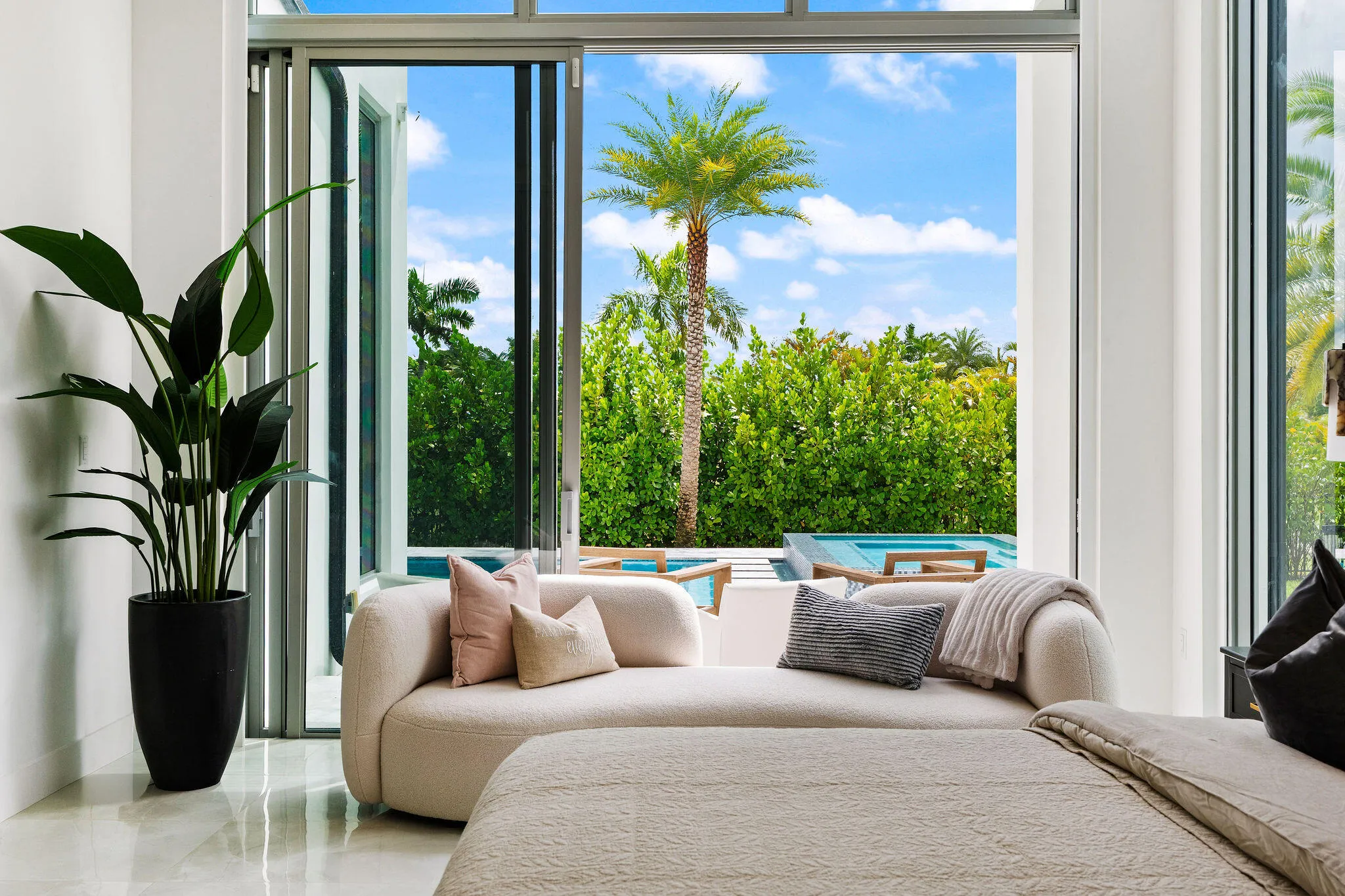 MASTER BEDROOM - SITTING AREA