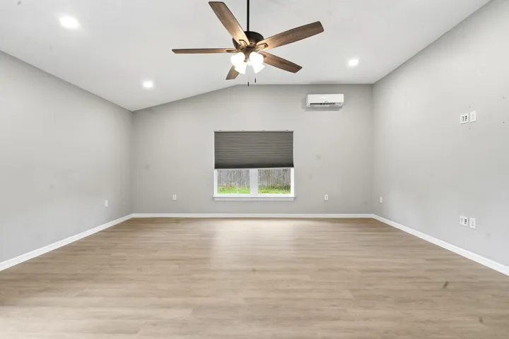 20-web-or-mls-3088-wainwright-st
