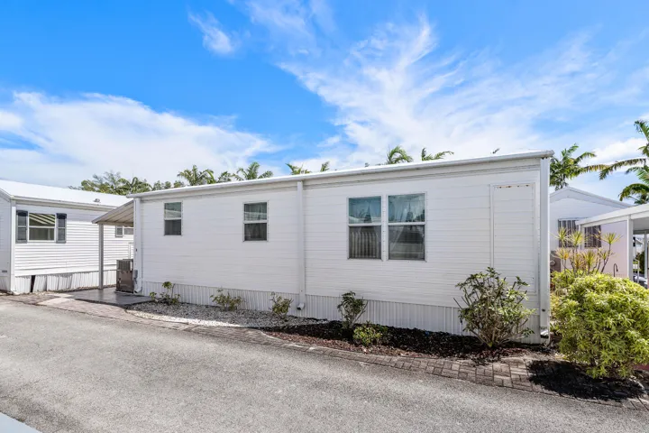 002-13HibiscusDrive-H-BrinyBreezes-FL-33