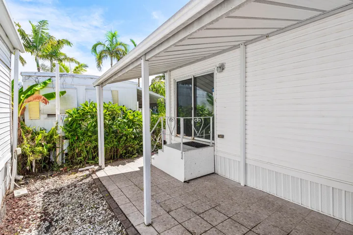 003-13HibiscusDrive-H-BrinyBreezes-FL-33
