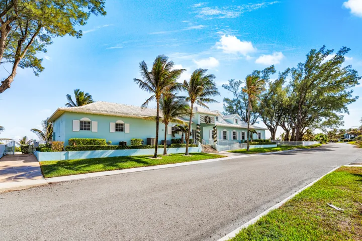 018-8HibiscusDrive-BrinyBreezes-FL-33435