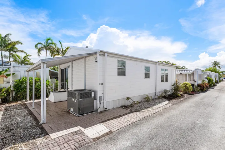 001-13HibiscusDrive-H-BrinyBreezes-FL-33