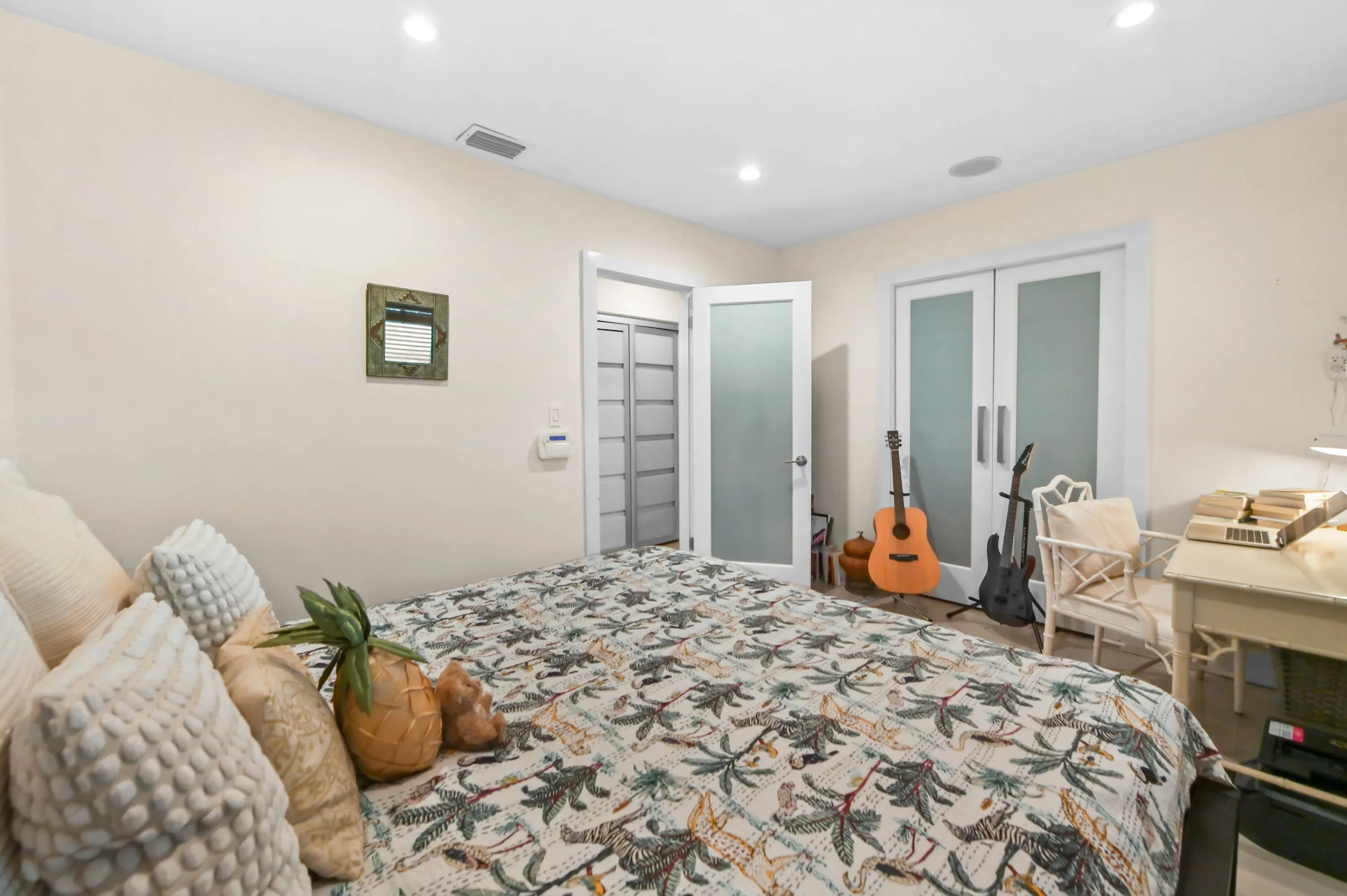 20 Bedroom 02