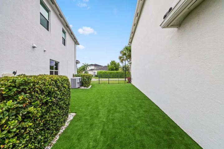 Oversized Turfed Side Yard