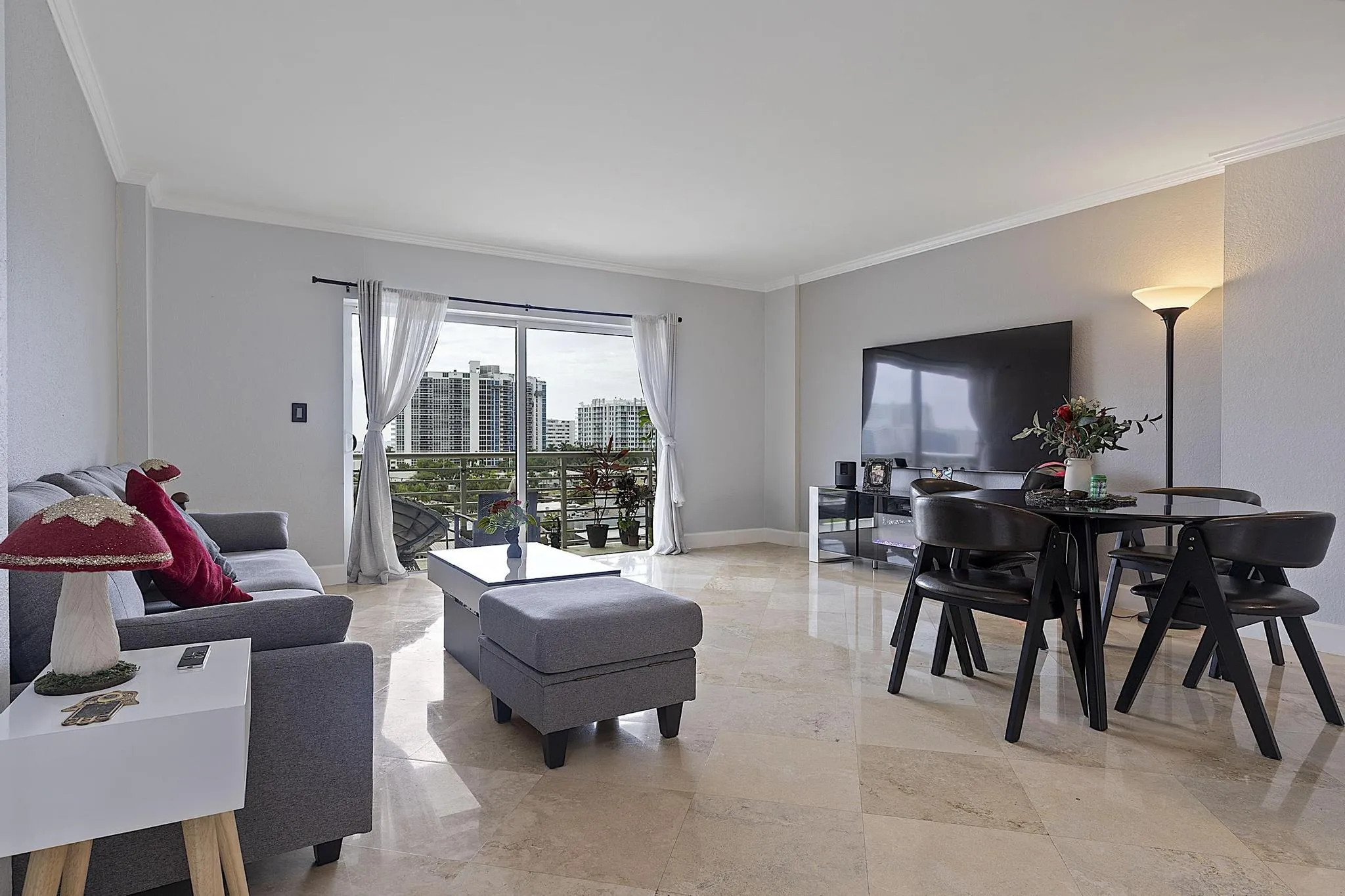2900 NE 30th St - # 8J - 115