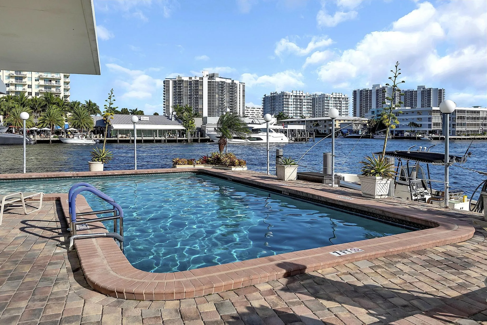 2900 NE 30th St - # 8J - 223