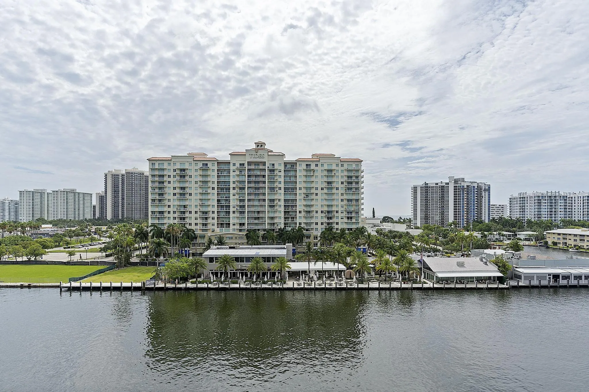 2900 NE 30th St - # 8J - 142