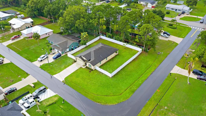 790 NW Kingston St-26