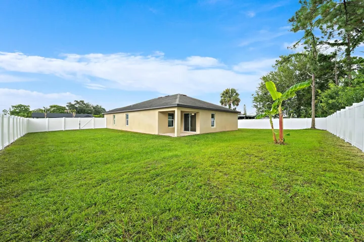 790 NW Kingston St-22