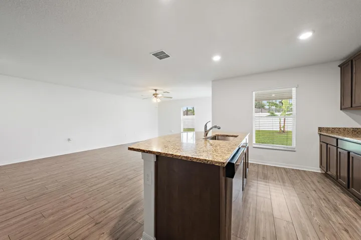 790 NW Kingston St-10