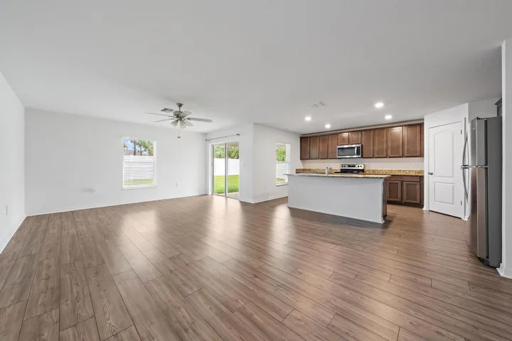 790 NW Kingston St-8