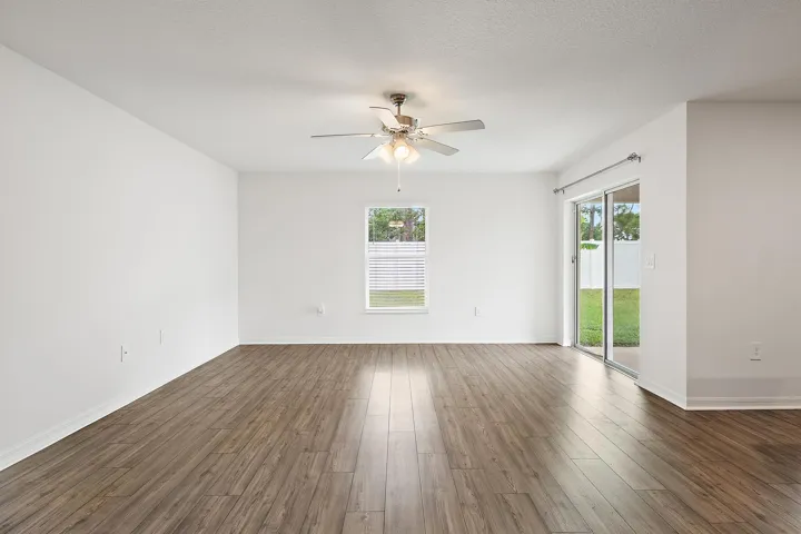 790 NW Kingston St-12