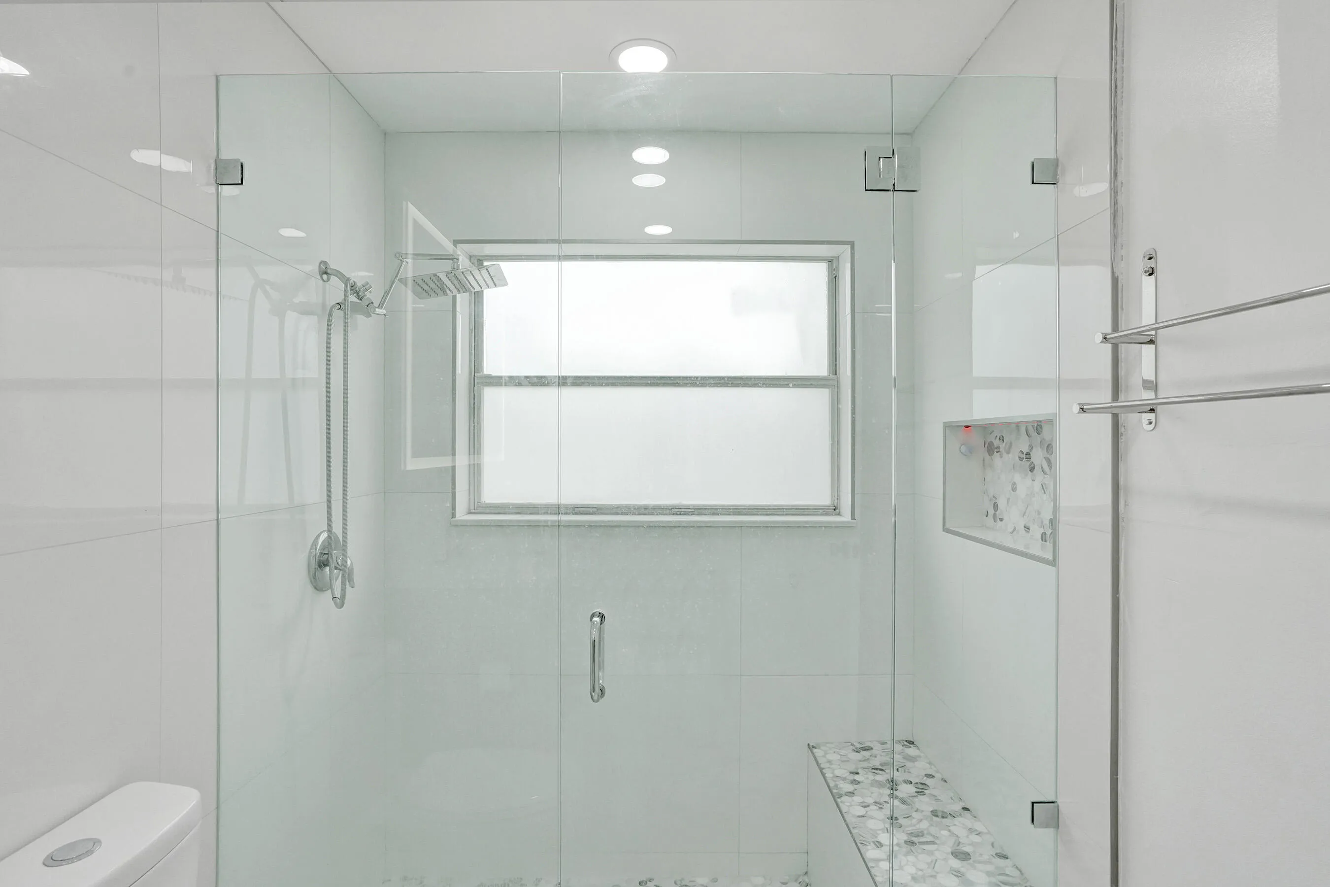 Frameless shower with ledge