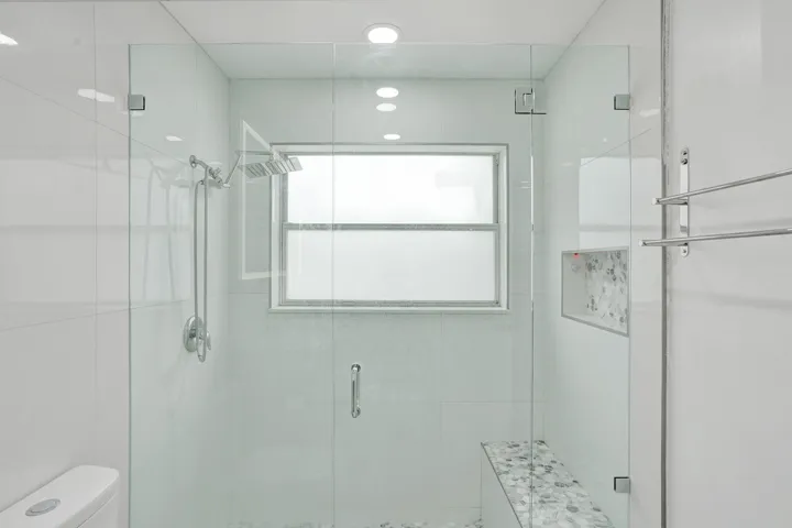 Frameless shower with ledge