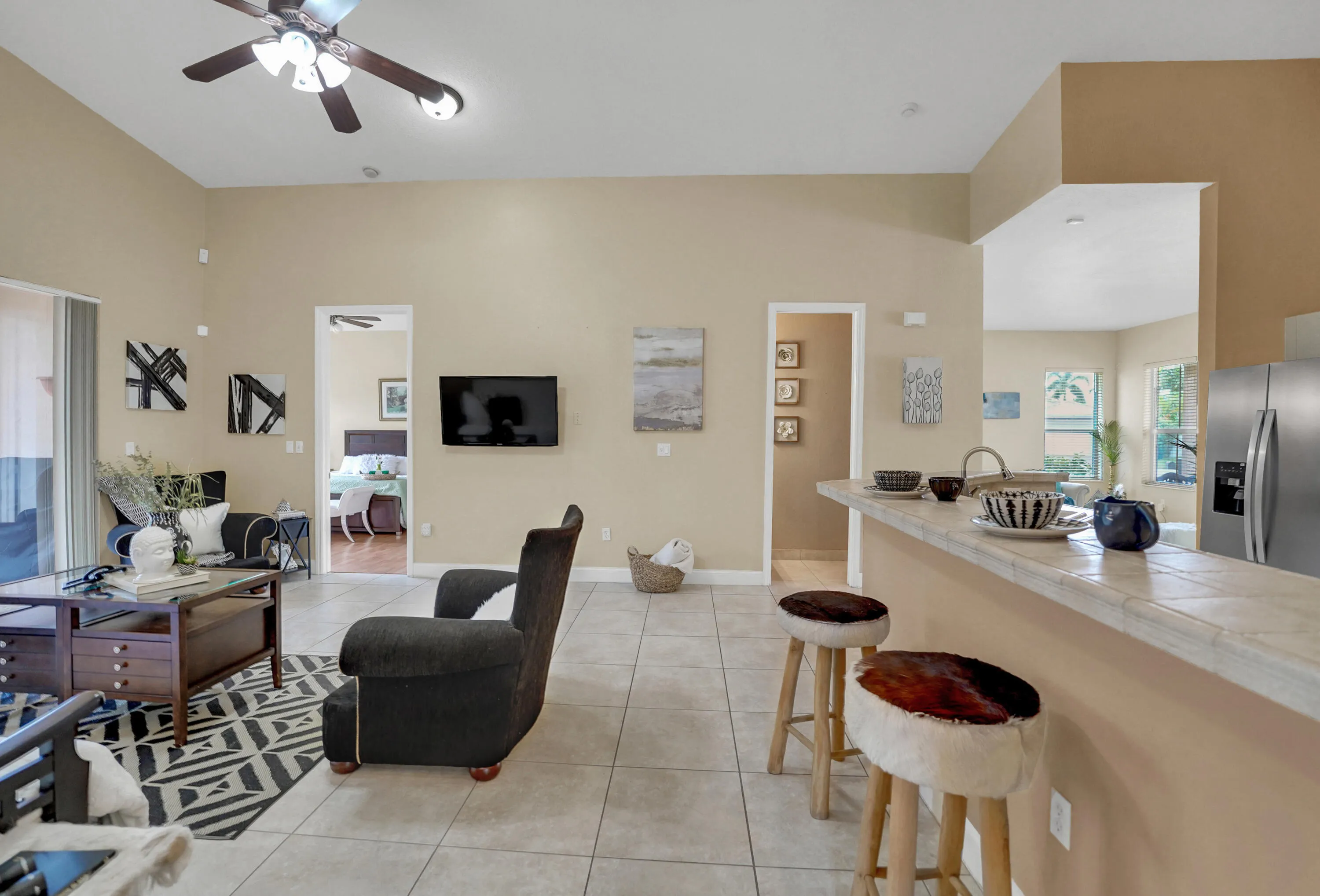 DSC07923 view family room, kitchen, half