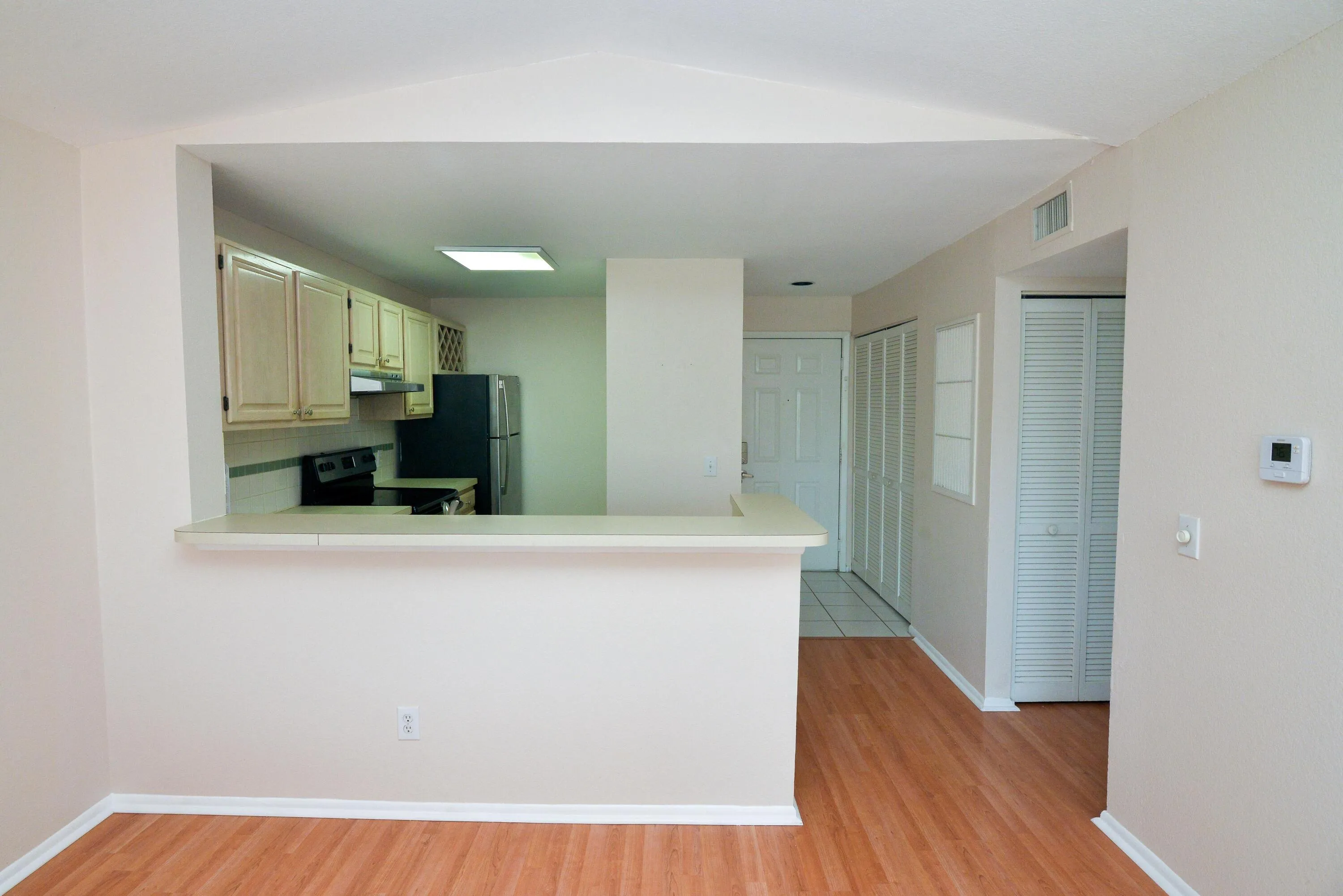 10-kitchen_barcounter