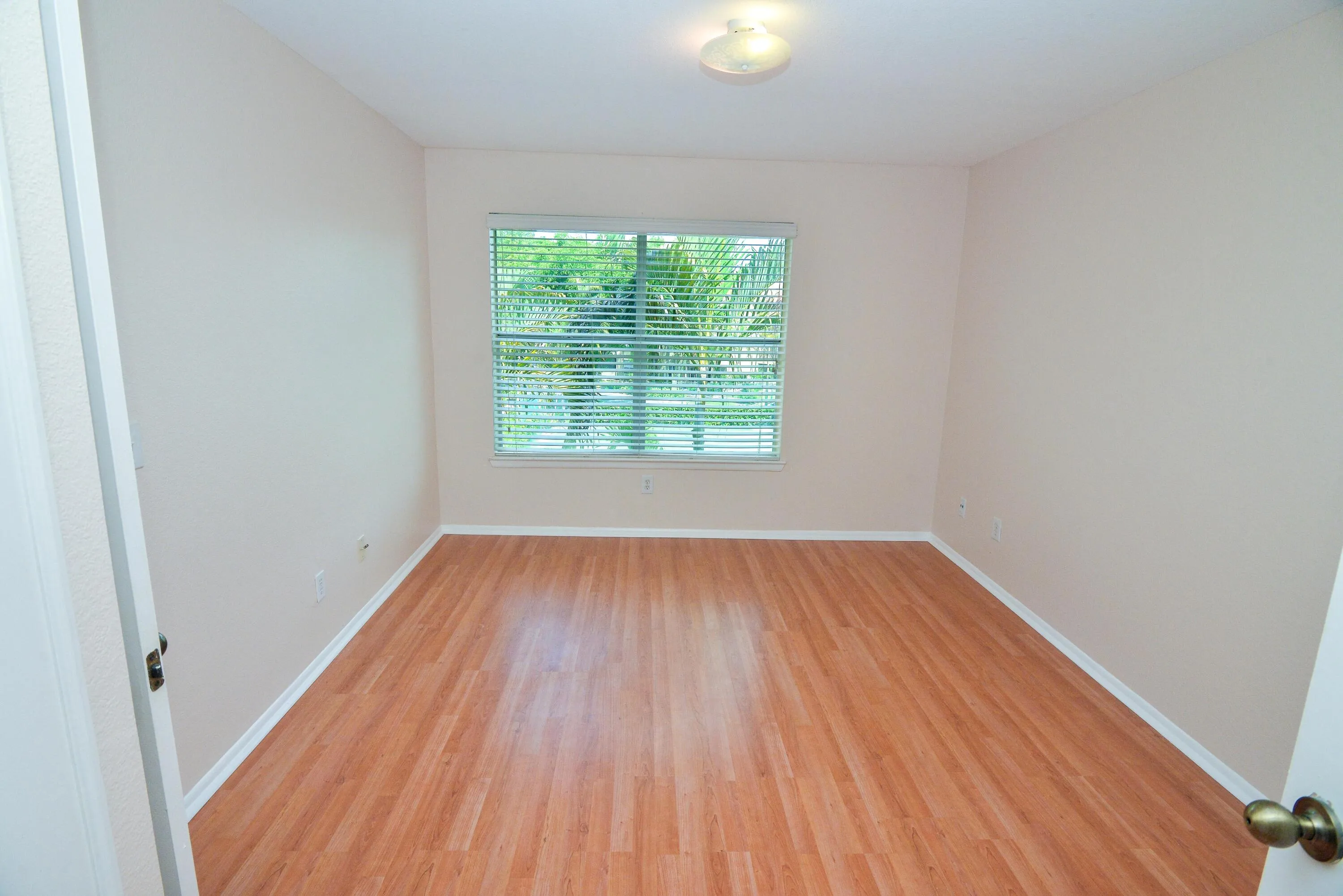 31-bedroom2