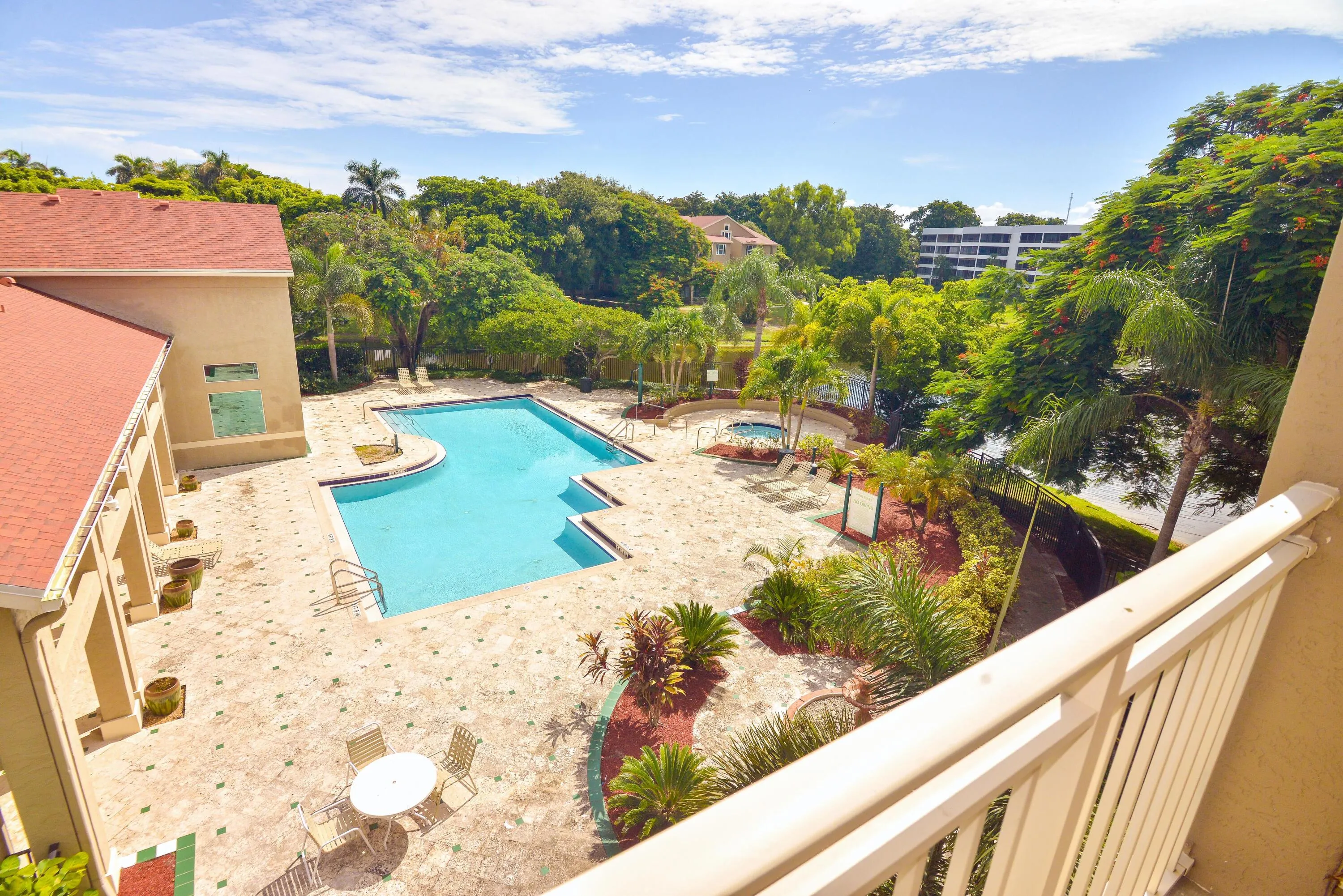 45-balcony_pool