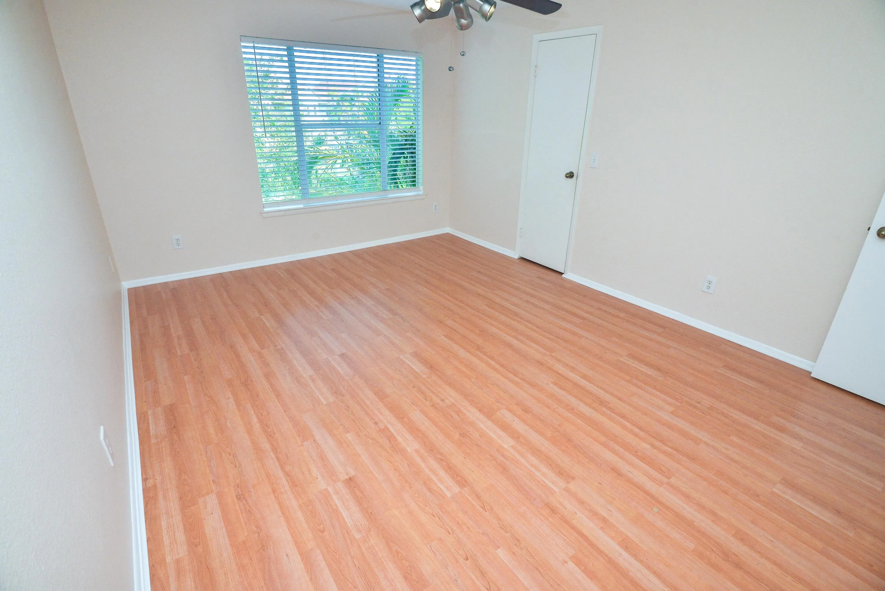 23-bedroom1