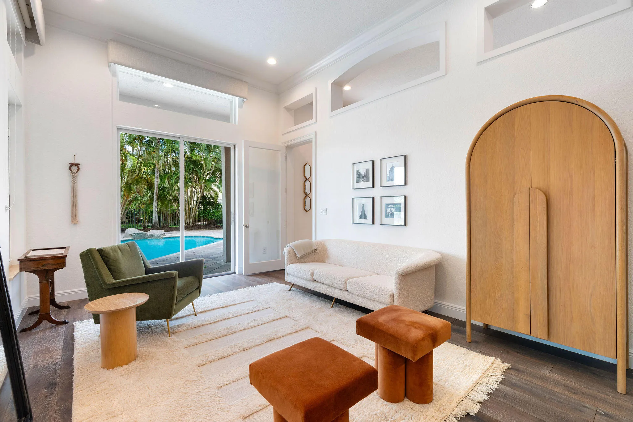 LOUNGE AREA