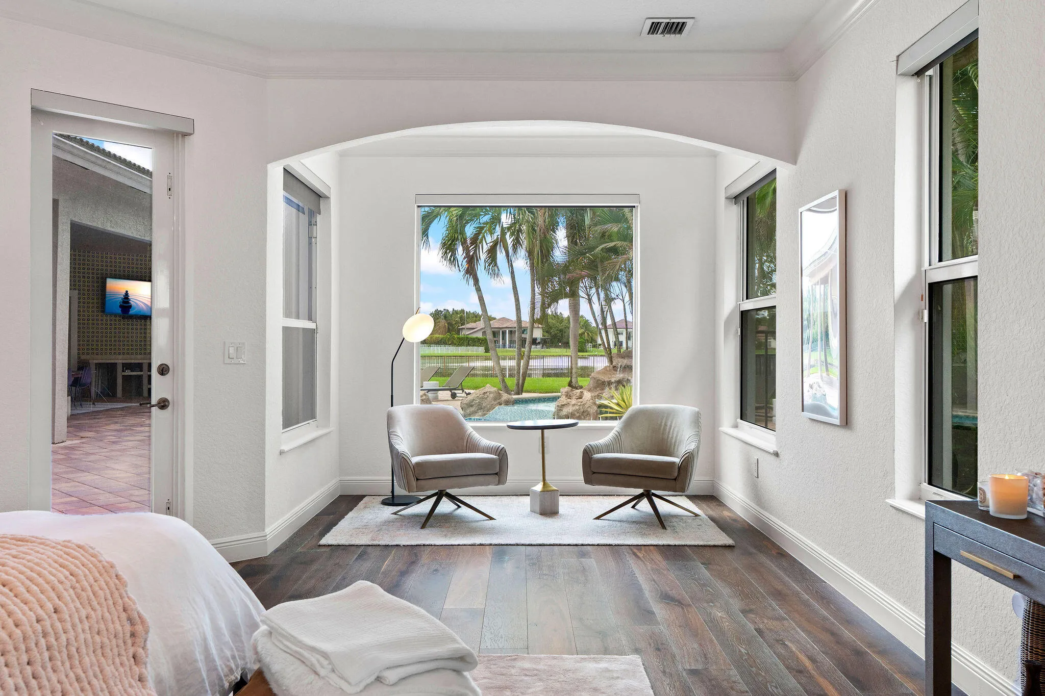 MASTER BEDROOM - SITTING AREA