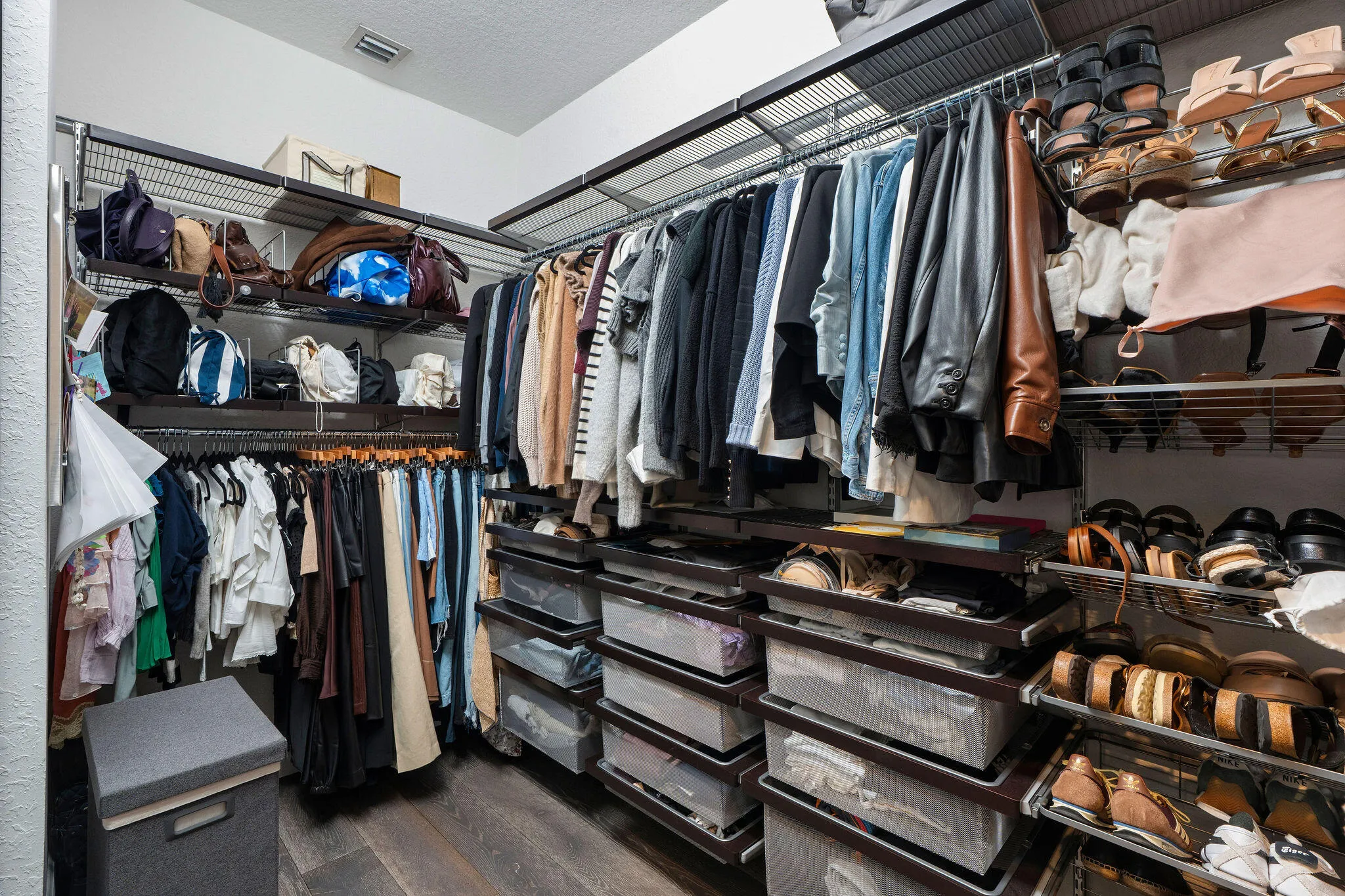 WALK-IN CLOSET