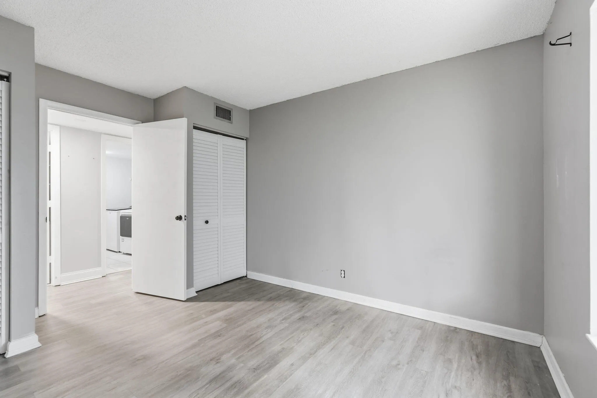 9-web-or-mls-1104_Green_Pine_Boulevard_U