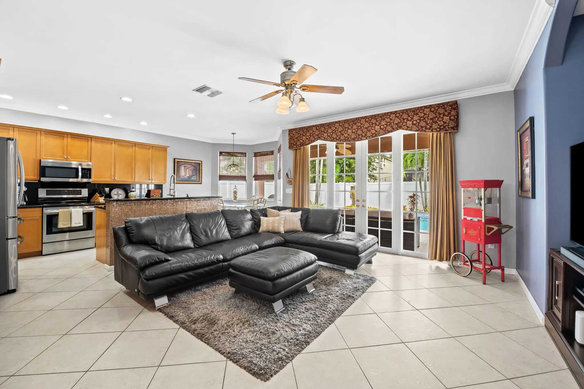 Living & Kitchen