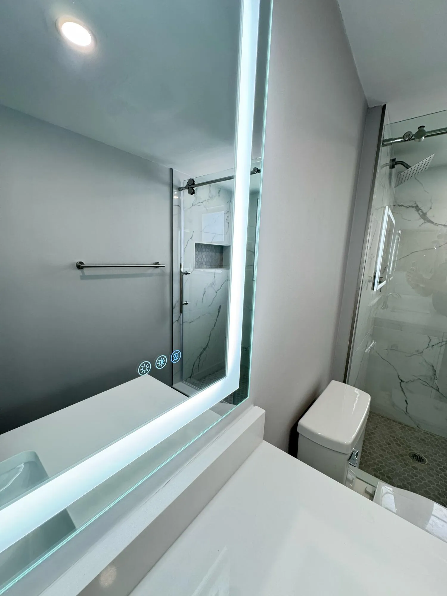 lighted mirror illuminates in three colors - blue ...