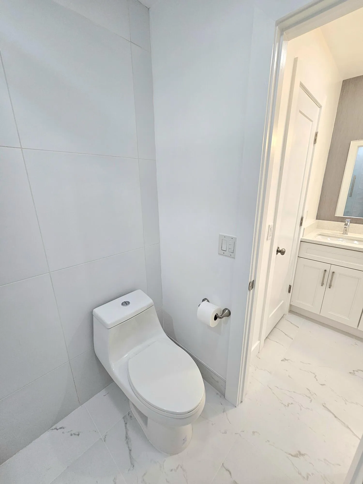 One Piece New Toilets and Fixtures