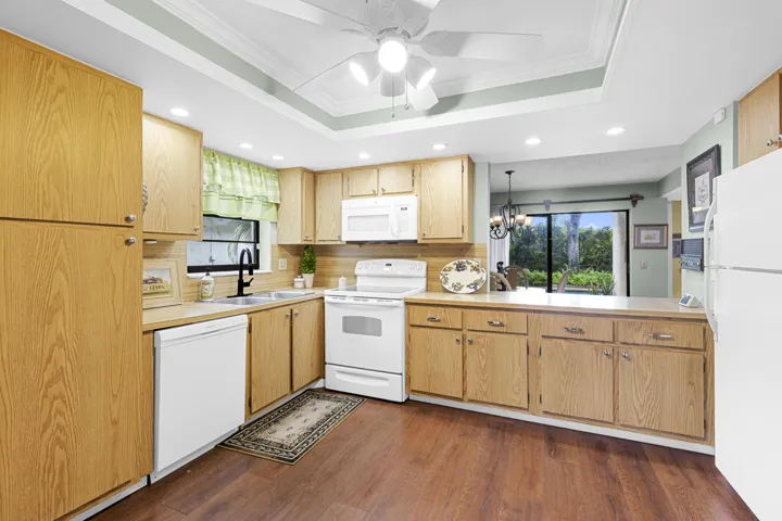 LARGE KITCHEN!
