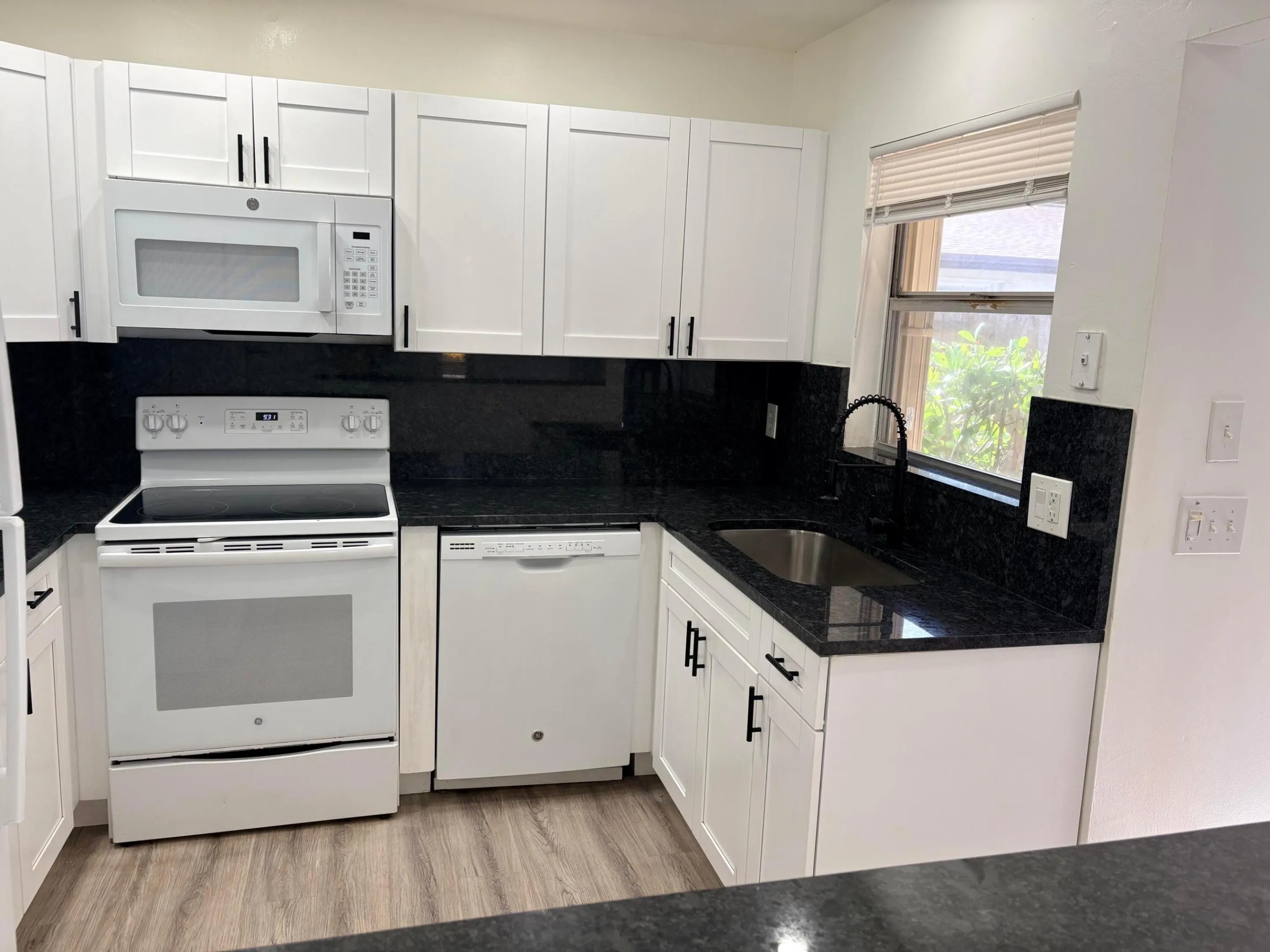 GOOD AMOUNT OF CABINETS