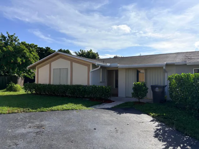 2/2 DUPLEX WITH OPEN PATIO & FENCED BACK YARD