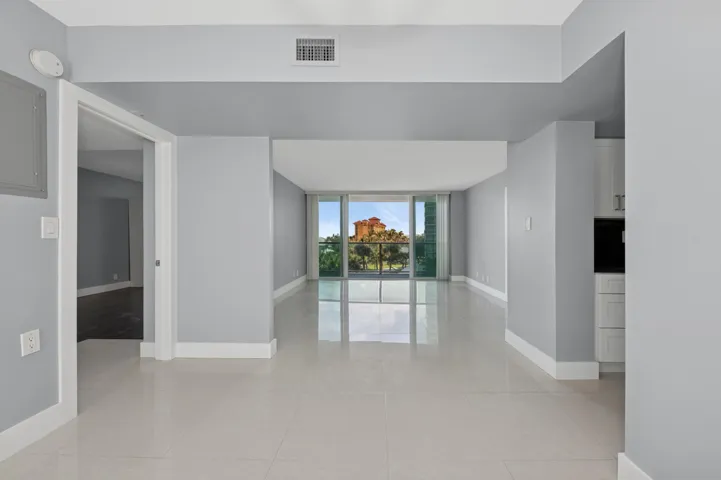 520 living room and bedrooms entrance