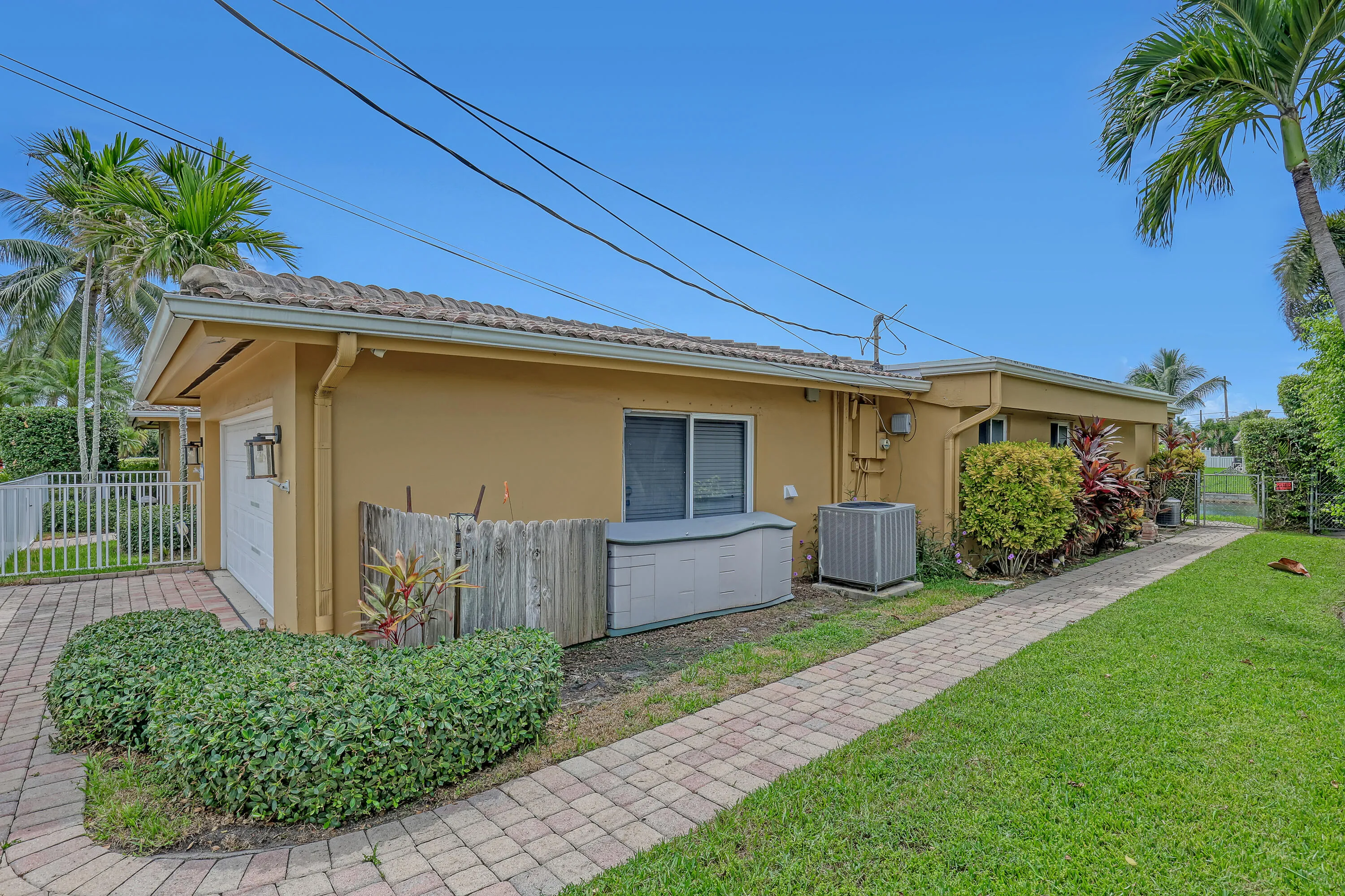 2100 NE 30th (33)