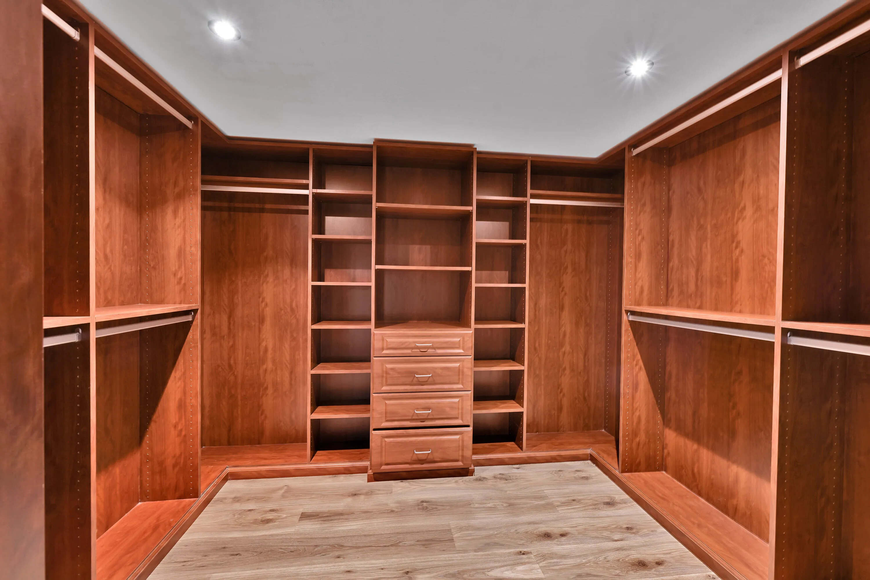 WALK IN CLOSET