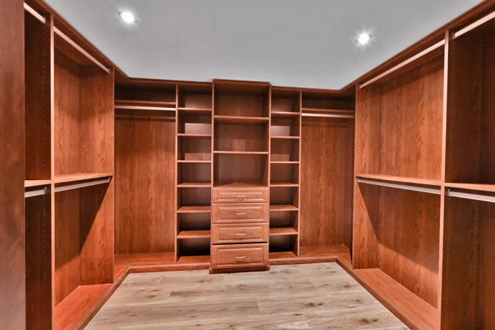 WALK IN CLOSET