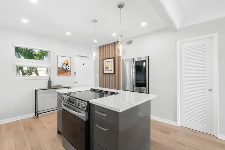 8-web-or-mls-2758 NE 30th Ave, Lighthous
