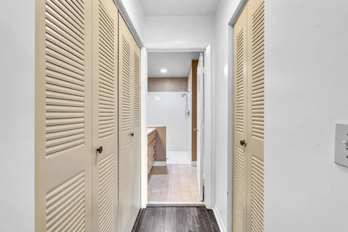 DOUBLE CLOSETS