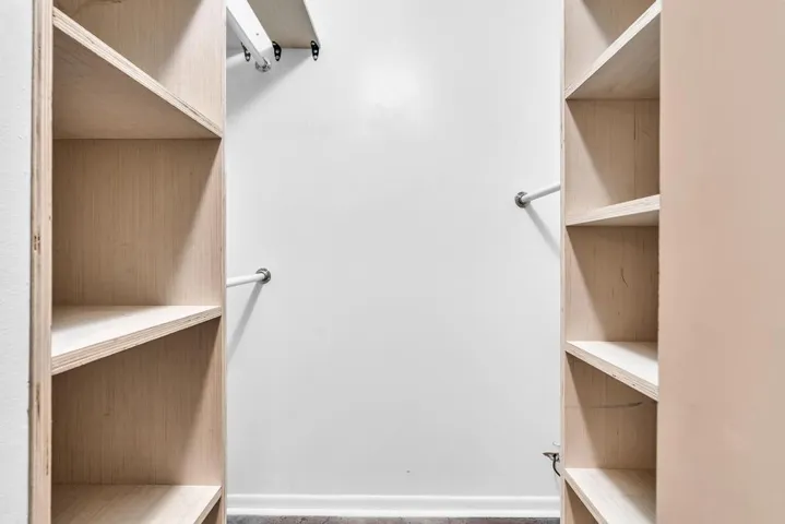 CLOSET PRIMARY BEDROOM